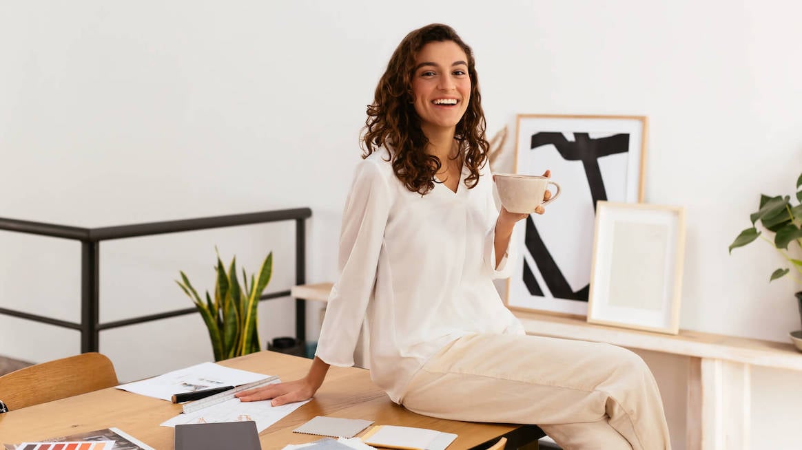 positive-feedback-examples-woman-sitting-on-desk