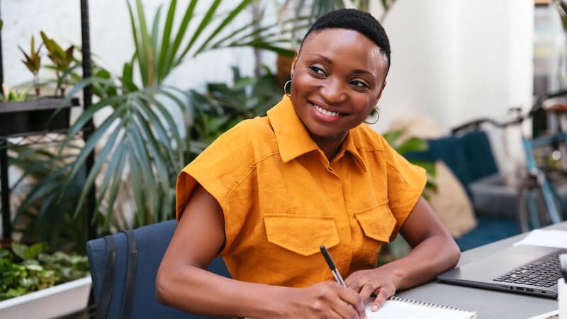 positive-feedback-examples-woman-smiling-at-work